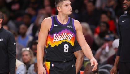 开云体育网址-格雷森·阿伦：半场进攻必须始终保持节奏 不能让对手轻易换防